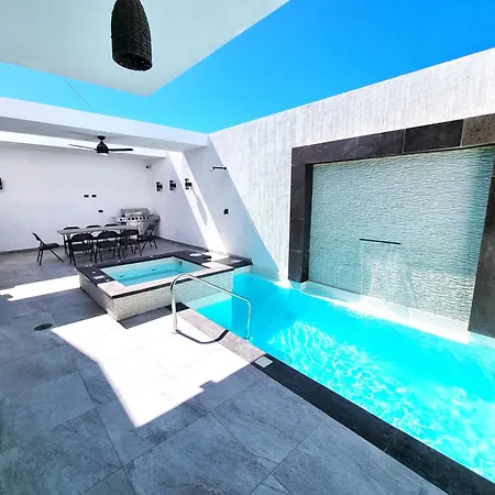 Villa Lux 4Br Private Heated Pool & Spa